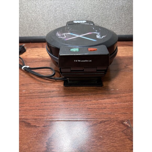 Star Wars Darth Vader Vs Obi Wan Kenobi Waffle Maker Disney Uncanny Brands - Picture 3 of 6